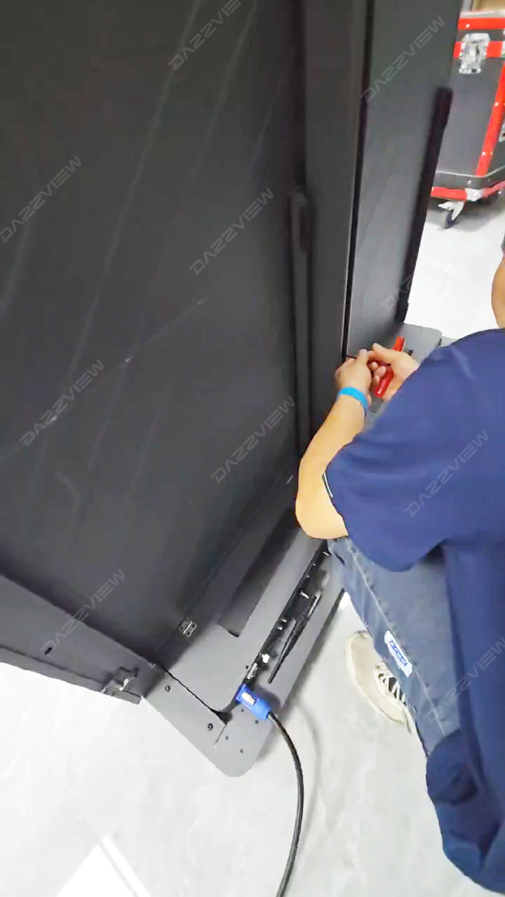 Aposter-Use T tool to connect two screens on left and right with locks