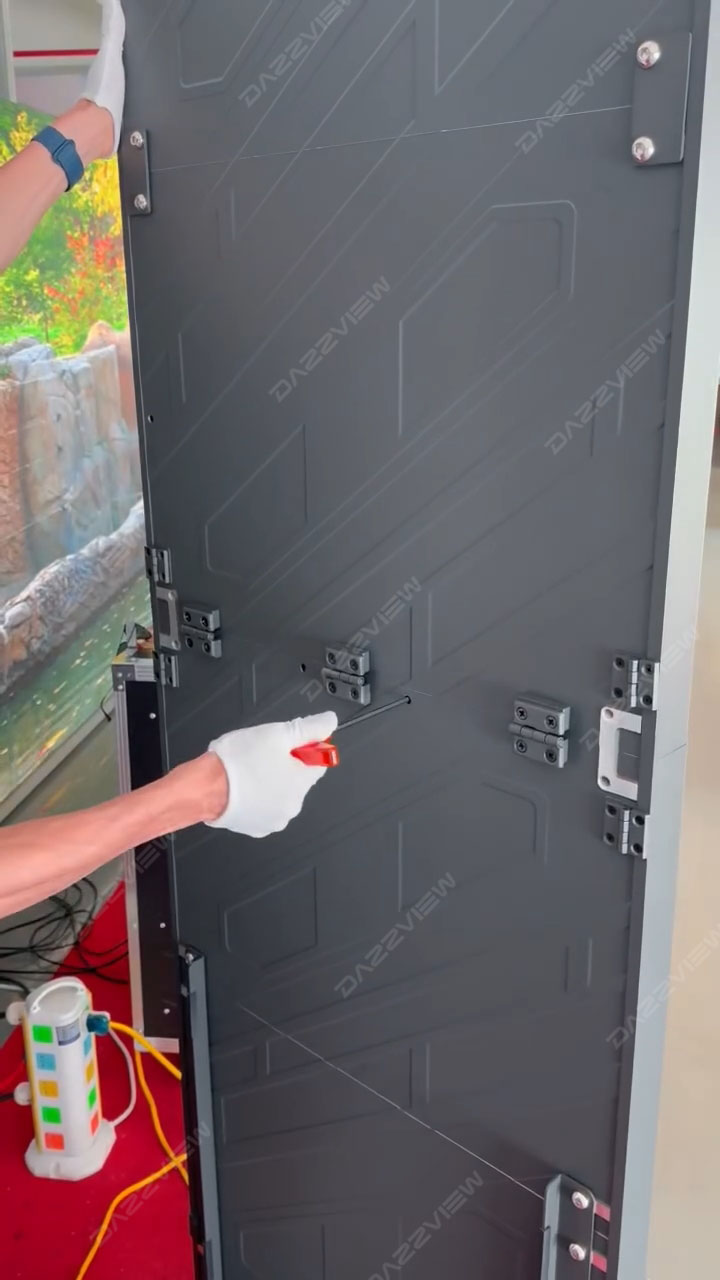 Aposter-unlock the up and down cabinet